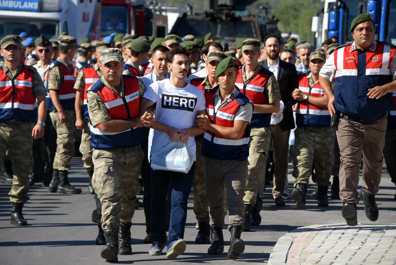 Ερντογάν: Τέλος τα μπλουζάκια κρατουμένων με τη λέξη «ήρωας»